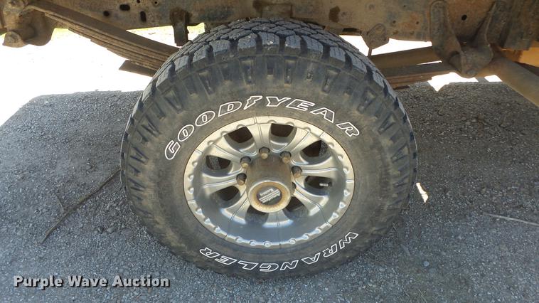 image for item DE2617 1993 Ford F250 flatbed pickup truck