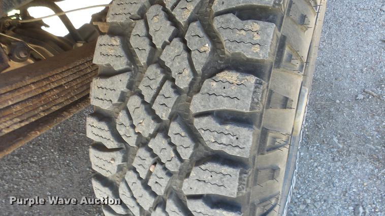 image for item DE2617 1993 Ford F250 flatbed pickup truck