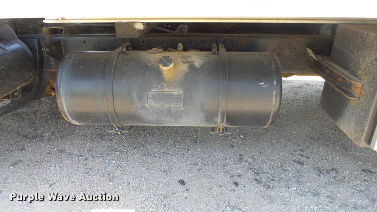 image for item DE2620 1999 Mitsubishi Fuso FH rollback truck