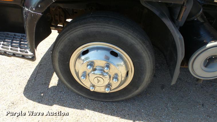 image for item DE2620 1999 Mitsubishi Fuso FH rollback truck