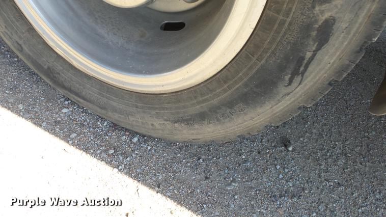 image for item DE2620 1999 Mitsubishi Fuso FH rollback truck