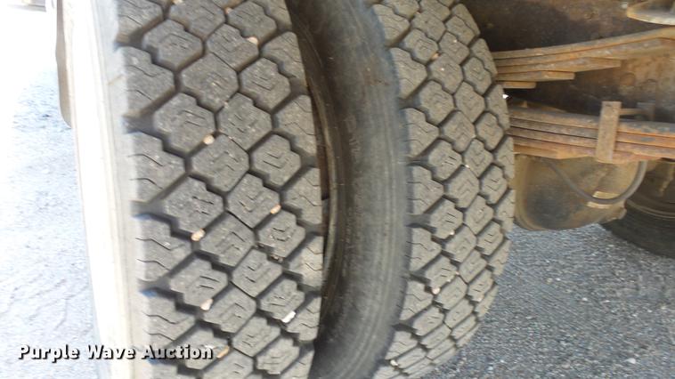 image for item DE2620 1999 Mitsubishi Fuso FH rollback truck