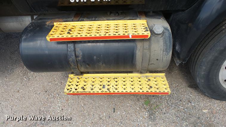 image for item DE2627 2004 Ford F650 Super Duty rollback truck