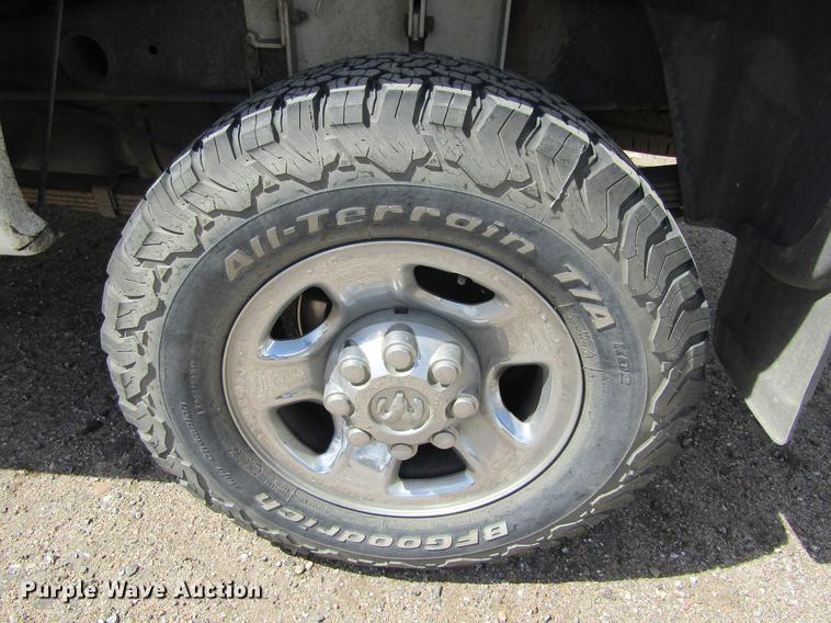 image for item DE6812 2003 Dodge Ram 2500 Quad Cab pickup truck