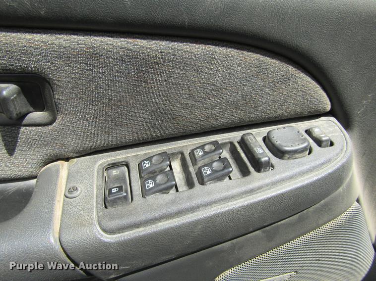 image for item DE6814 2003 GMC Sierra 1500HD SLE Crew Cab pickup truck