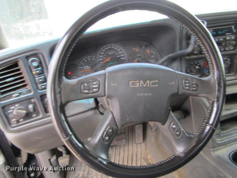 image for item DE6814 2003 GMC Sierra 1500HD SLE Crew Cab pickup truck