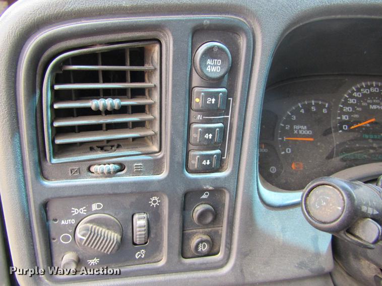 image for item DE6814 2003 GMC Sierra 1500HD SLE Crew Cab pickup truck