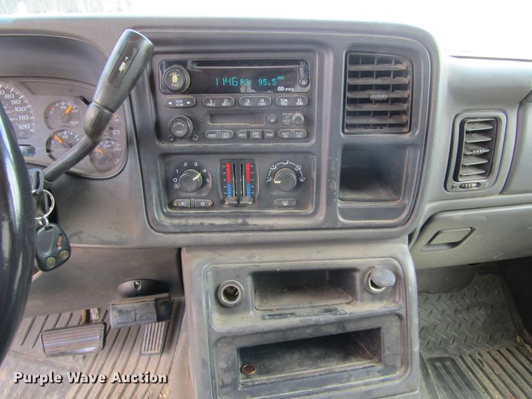 image for item DE6814 2003 GMC Sierra 1500HD SLE Crew Cab pickup truck