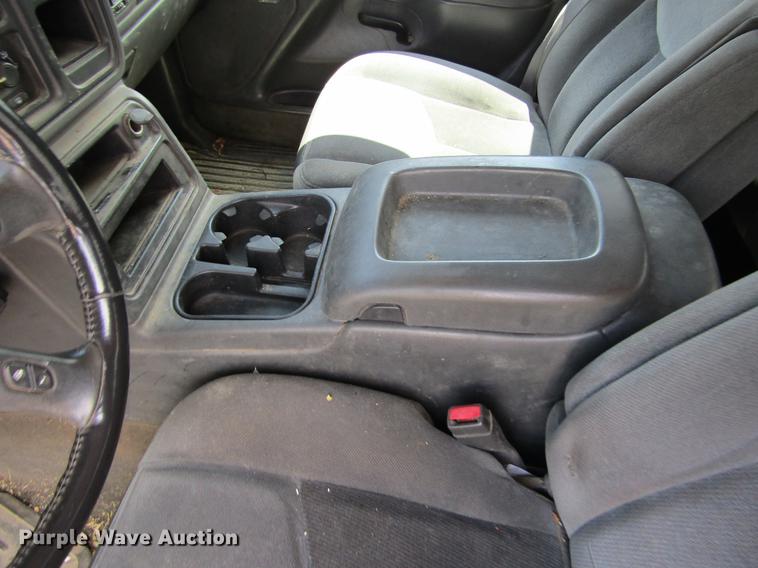 image for item DE6814 2003 GMC Sierra 1500HD SLE Crew Cab pickup truck