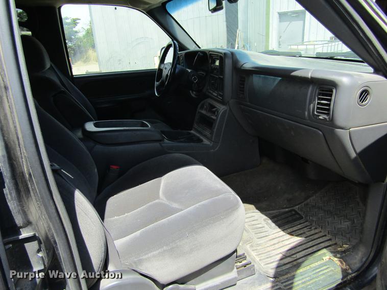 image for item DE6814 2003 GMC Sierra 1500HD SLE Crew Cab pickup truck