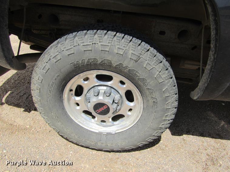 image for item DE6814 2003 GMC Sierra 1500HD SLE Crew Cab pickup truck