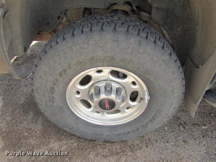 image for item DE6814 2003 GMC Sierra 1500HD SLE Crew Cab pickup truck