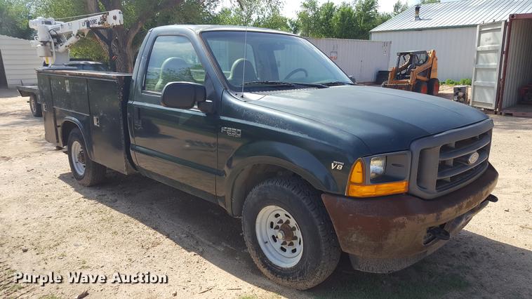 image for item EI9588 2001 Ford F250 Super Duty XL utility bed pickup truck