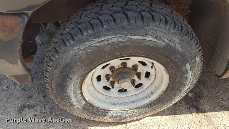 image for item EI9588 2001 Ford F250 Super Duty XL utility bed pickup truck