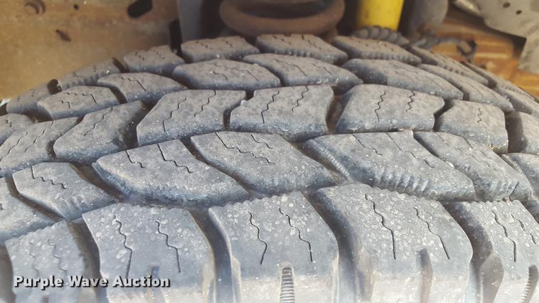 image for item EI9588 2001 Ford F250 Super Duty XL utility bed pickup truck