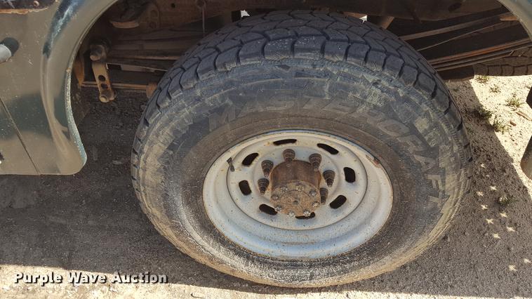 image for item EI9588 2001 Ford F250 Super Duty XL utility bed pickup truck