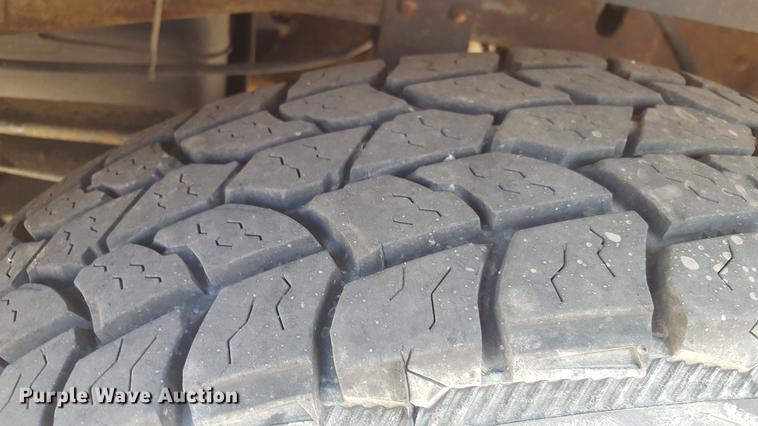 image for item EI9588 2001 Ford F250 Super Duty XL utility bed pickup truck