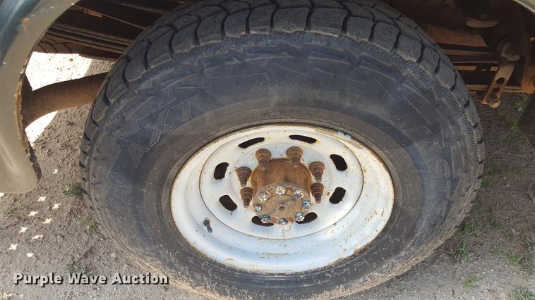 image for item EI9588 2001 Ford F250 Super Duty XL utility bed pickup truck