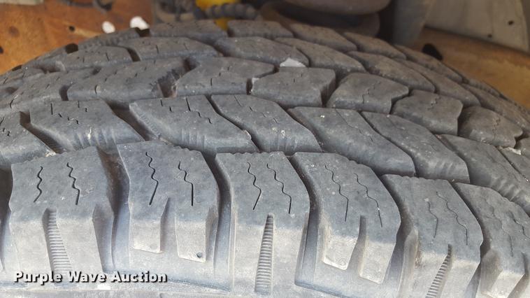 image for item EI9588 2001 Ford F250 Super Duty XL utility bed pickup truck