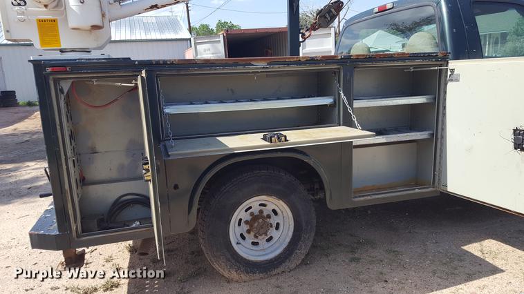 image for item EI9588 2001 Ford F250 Super Duty XL utility bed pickup truck