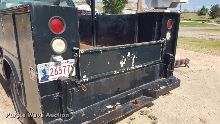 image for item EI9588 2001 Ford F250 Super Duty XL utility bed pickup truck