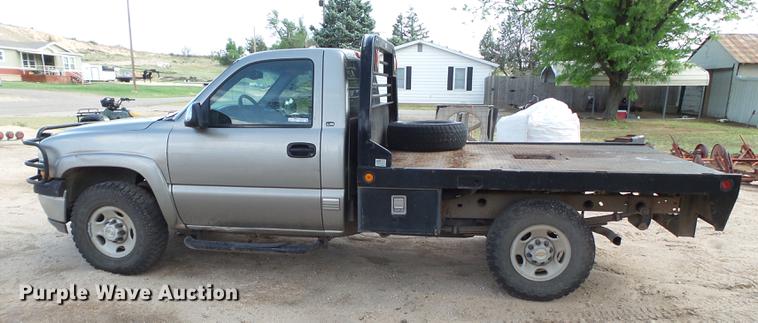 image for item EI9589 1999 Chevrolet Silverado 2500 flatbed pickup truck