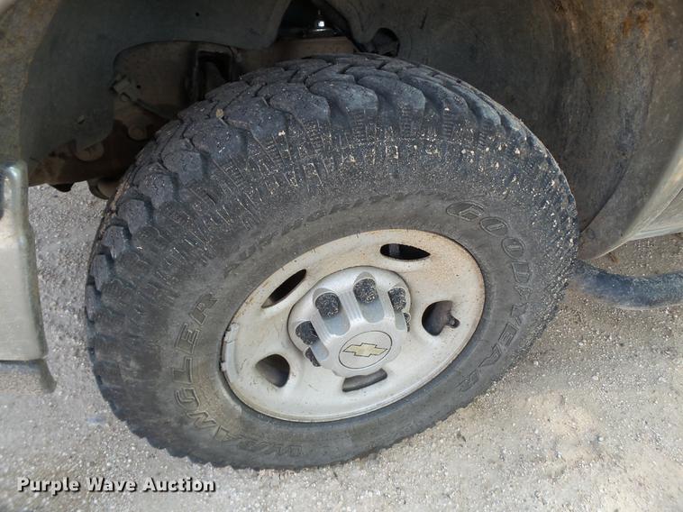 image for item EI9589 1999 Chevrolet Silverado 2500 flatbed pickup truck