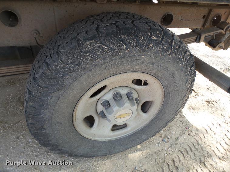 image for item EI9589 1999 Chevrolet Silverado 2500 flatbed pickup truck