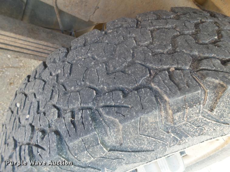 image for item EI9589 1999 Chevrolet Silverado 2500 flatbed pickup truck