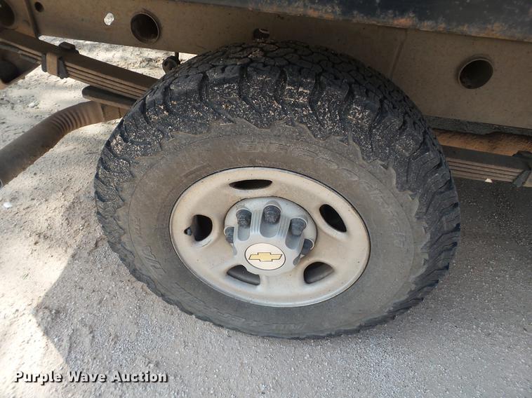 image for item EI9589 1999 Chevrolet Silverado 2500 flatbed pickup truck