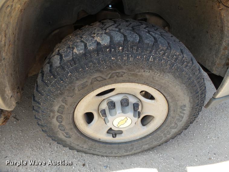 image for item EI9589 1999 Chevrolet Silverado 2500 flatbed pickup truck