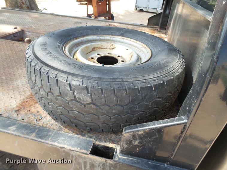 image for item EI9589 1999 Chevrolet Silverado 2500 flatbed pickup truck