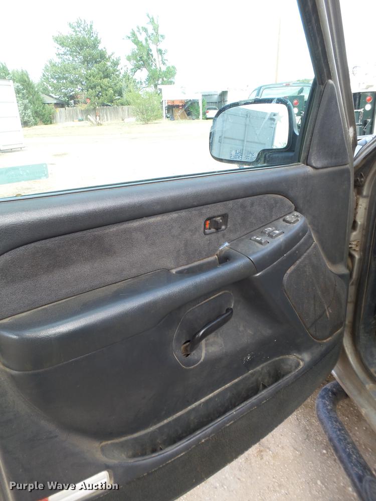 image for item EI9589 1999 Chevrolet Silverado 2500 flatbed pickup truck