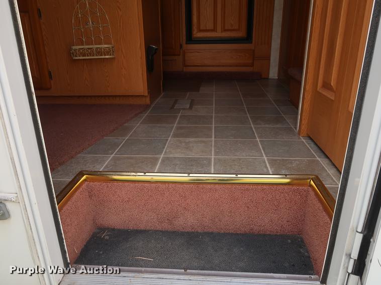 image for item EP9328 2005 Montana camper