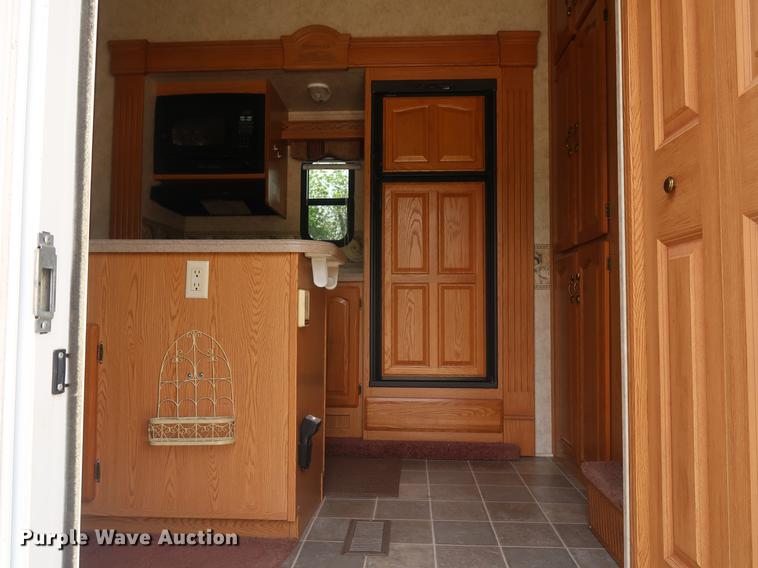 image for item EP9328 2005 Montana camper