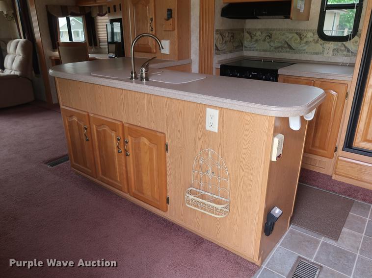 image for item EP9328 2005 Montana camper