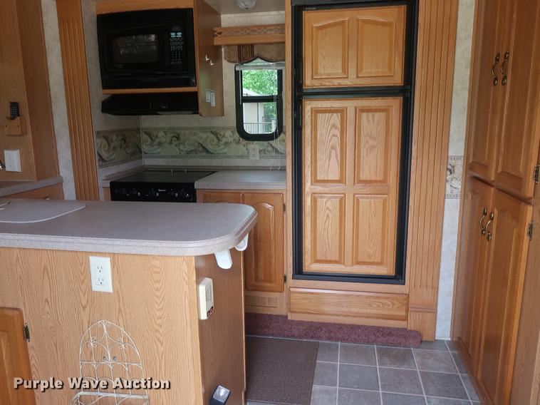 image for item EP9328 2005 Montana camper