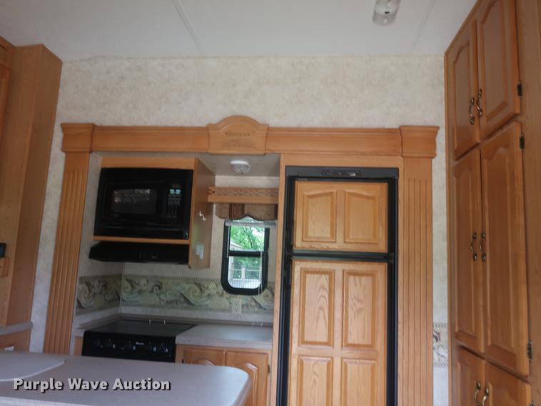 image for item EP9328 2005 Montana camper