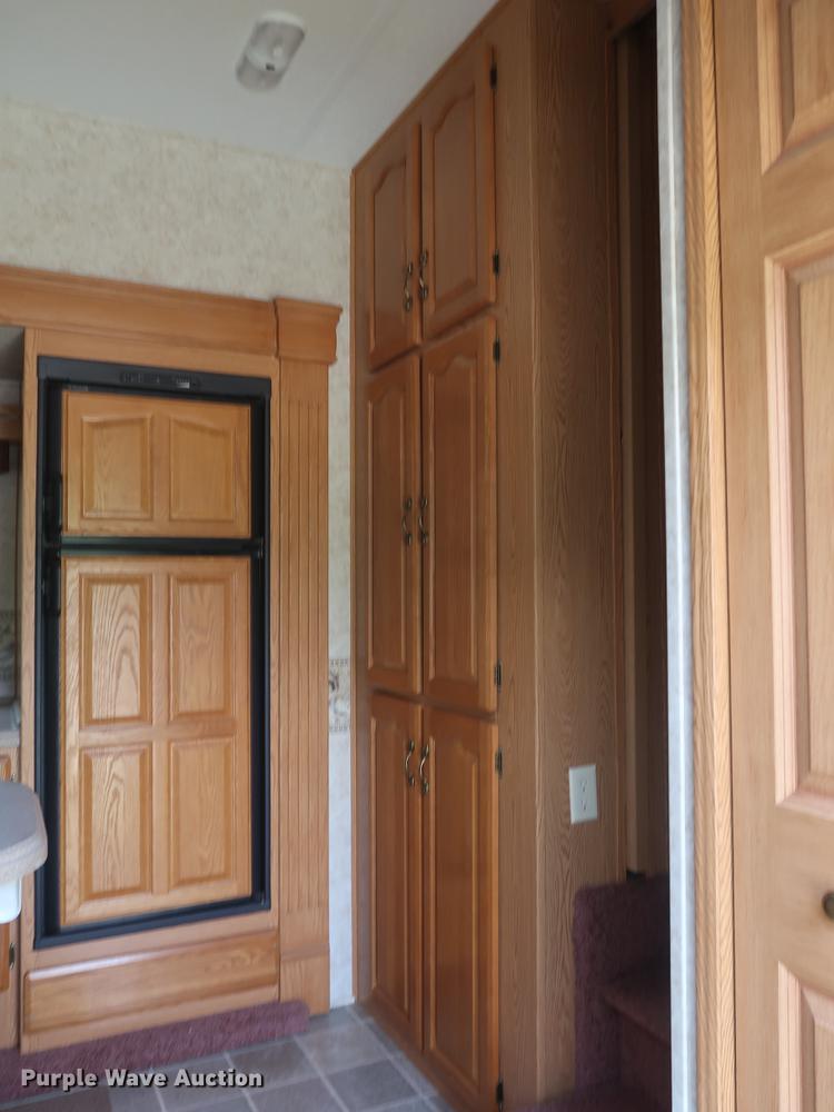 image for item EP9328 2005 Montana camper