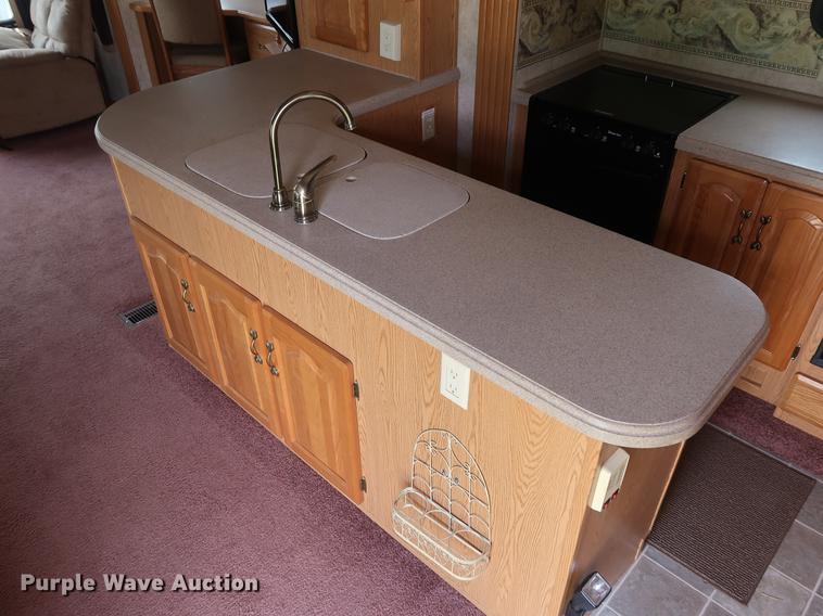 image for item EP9328 2005 Montana camper