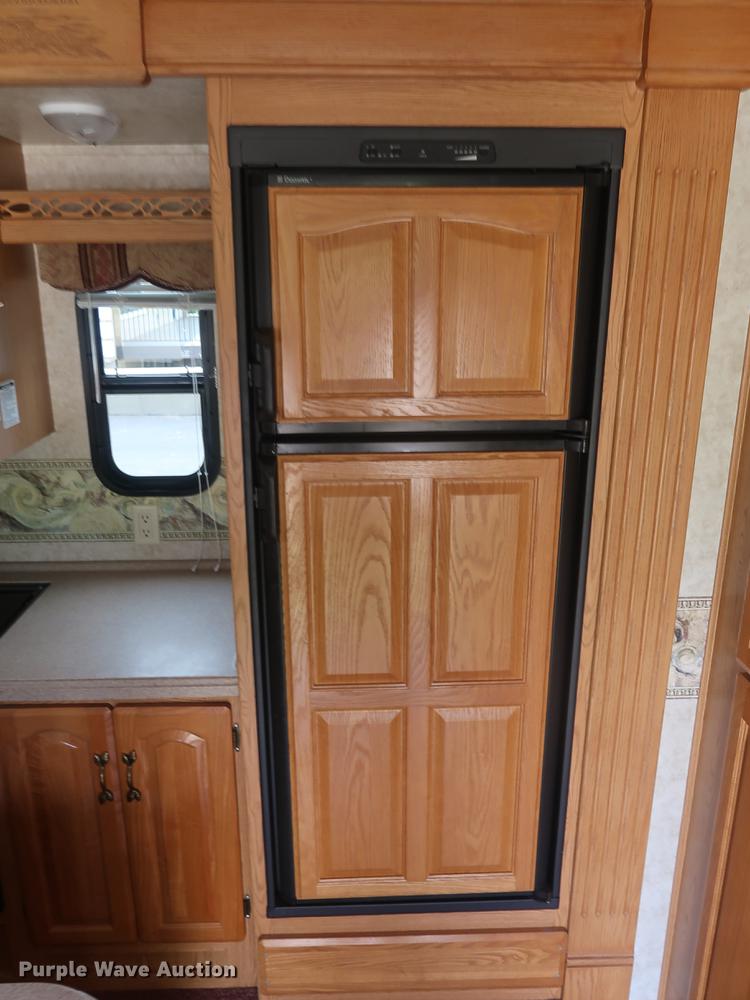 image for item EP9328 2005 Montana camper