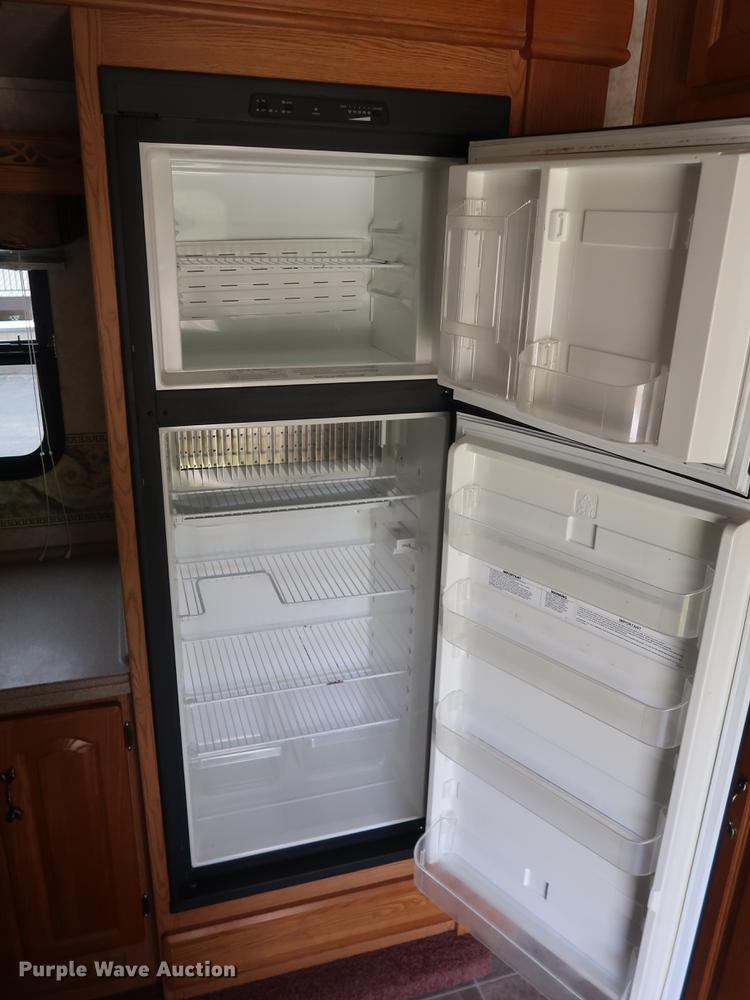 image for item EP9328 2005 Montana camper