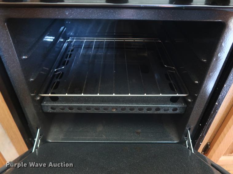 image for item EP9328 2005 Montana camper