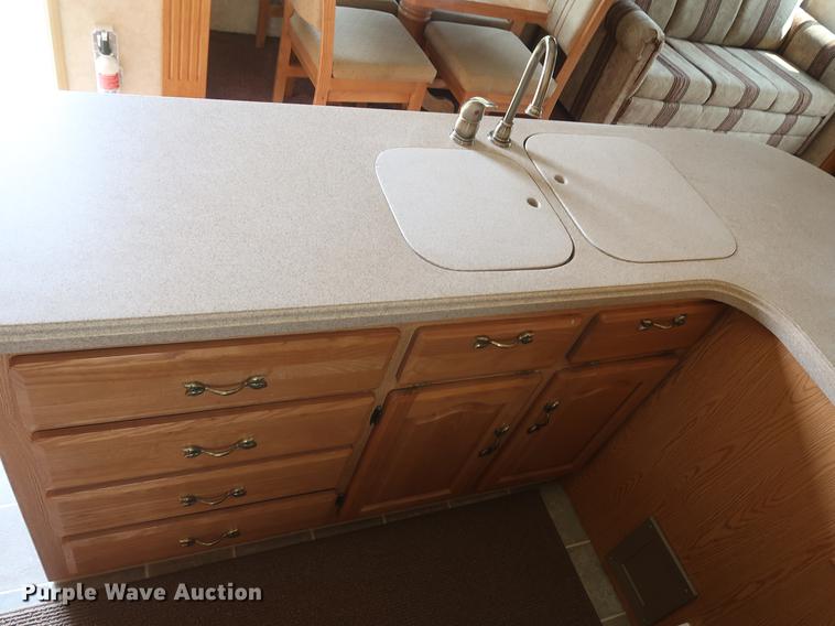 image for item EP9328 2005 Montana camper