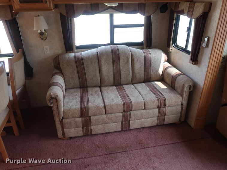 image for item EP9328 2005 Montana camper