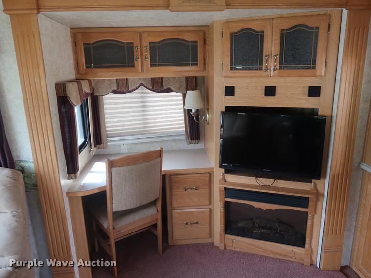 image for item EP9328 2005 Montana camper