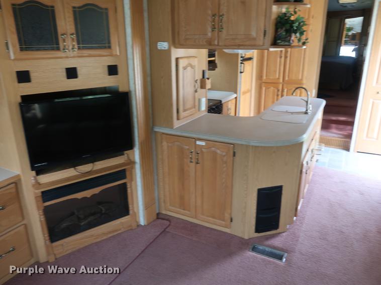 image for item EP9328 2005 Montana camper