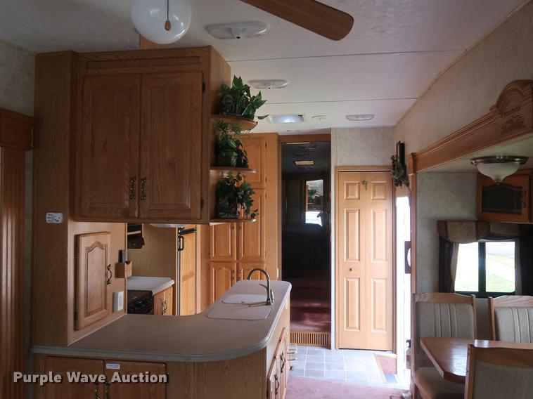 image for item EP9328 2005 Montana camper