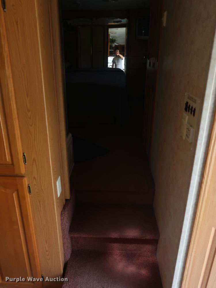 image for item EP9328 2005 Montana camper