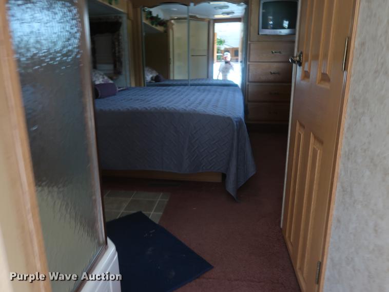 image for item EP9328 2005 Montana camper